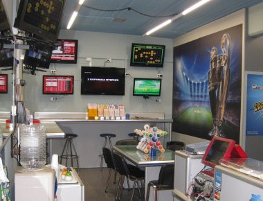 Πάτρα: Ληστές με μαχαίρια έκλεψαν πρακτορείο ΟΠΑΠ (φωτό, βίντεο)